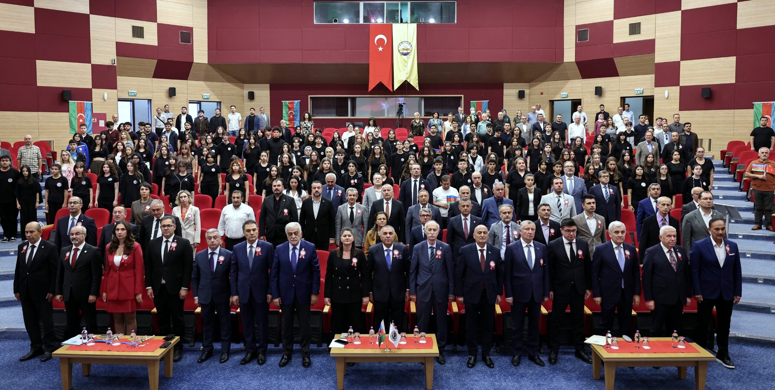 Trakya Üniversitesi Balkan Kongre Merkezi’nde düzenlenen “Bir Millet İki Devlet: Zafere Doğru Uzanan Yol” konferansı, Türkiye ve Azerbaycan’dan devlet, akademi, yerel yönetim, sivil toplum ve kültür dünyasının temsilcileriyle geniş bir katılıma sahne oldu.