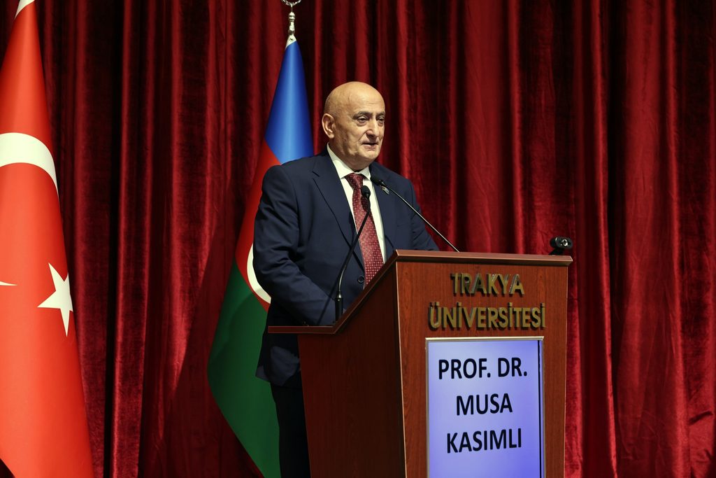Azerbaycan Milli Meclisi Başkan Yardımcısı ve tarihçi Prof. Dr. Musa Kasımlı, “Bir Millet İki Devlet: Zafere Doğru Uzanan Yol” başlıklı konferansında Türkiye-Azerbaycan ilişkilerini ve Karabağ’a uzanan tarihsel süreci değerlendirdi.