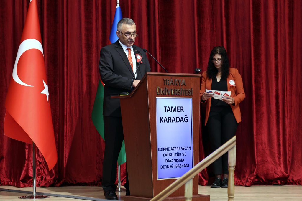 Edirne Azerbaycan Evi Kültür ve Dayanışma Derneği Başkanı Tamer Karadağ, konferansın açılışında yaptığı konuşmada Türkiye-Azerbaycan kardeşliğinin Edirne’de yaşatılmasına ve iki ülke arasındaki kültürel bağların güçlendirilmesine vurgu yaptı.