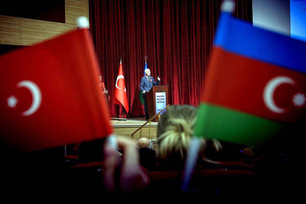 Trakya Üniversitesi Rektörü Prof. Dr. Mustafa Hatipler, Türkiye ve Azerbaycan bayraklarının gölgesinde yaptığı konuşmada Karabağ şehitlerini andı. Hatipler’in konuşması sırasında okuduğu duygu yüklü şiir salonda duygulu anlar yaşattı.