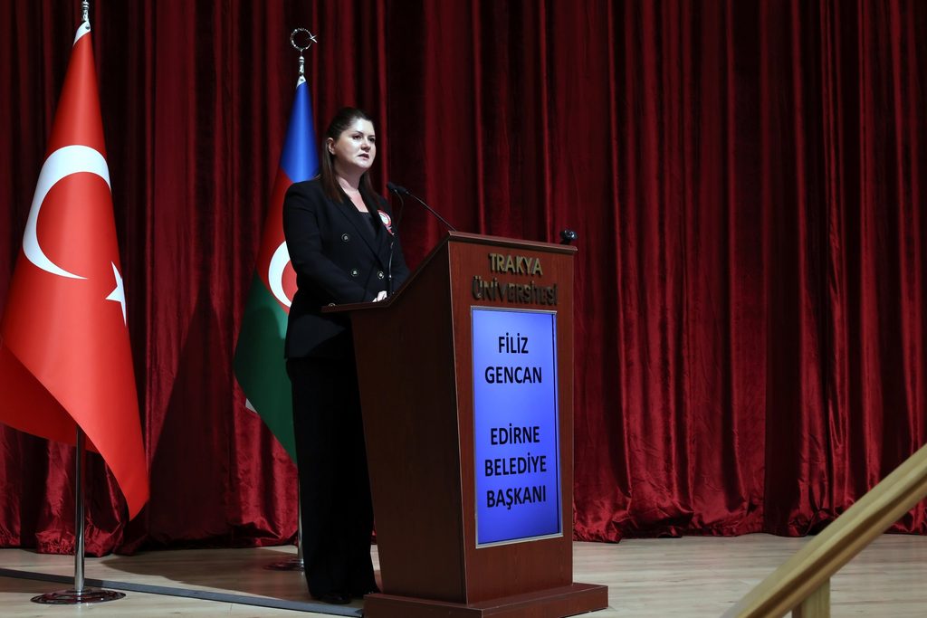 Edirne Belediye Başkanı Filiz Gencan, konuşmasında Edirne’nin tarihsel belleği ile Karabağ’da yaşanan acılar arasında güçlü bir bağ kurarak Türkiye-Azerbaycan dayanışmasının önemine dikkat çekti.